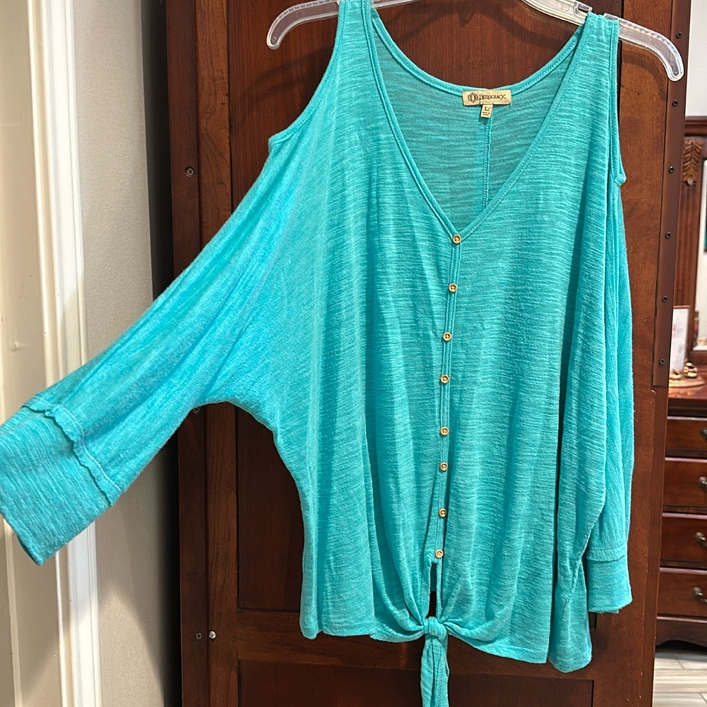 Cold shoulder thin top